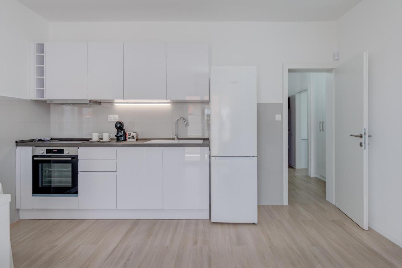 Spacious Modern Miljak - 1min To The Apartment