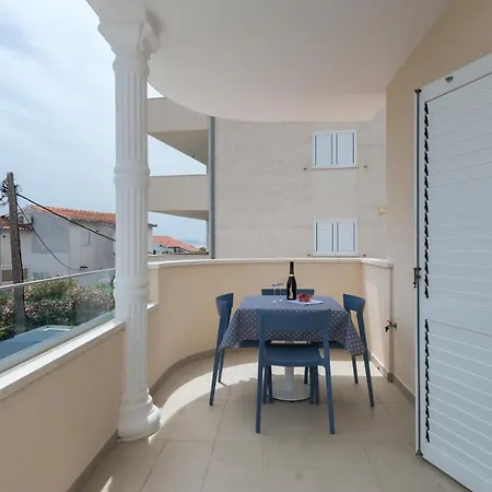 Spacious Modern Apartment Miljak - 1Min To The Beach Trogir Exterior photo