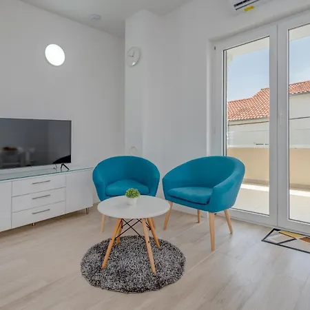 Spacious Modern Apartment Miljak - 1Min To The Beach Trogir Exterior photo