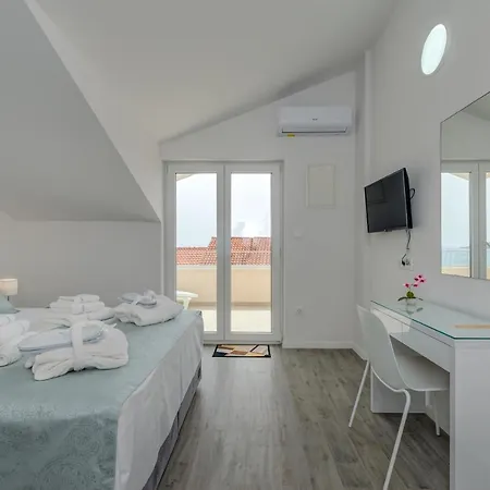 Spacious Modern Apartment Miljak - 1Min To The Beach Trogir Exterior photo