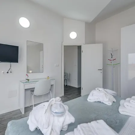 Spacious Modern Apartment Miljak - 1Min To The Beach Trogir Exterior photo