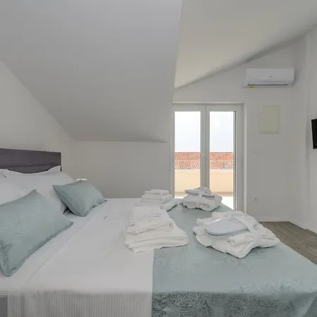 Spacious Modern Apartment Miljak - 1Min To The Beach Trogir Exterior photo