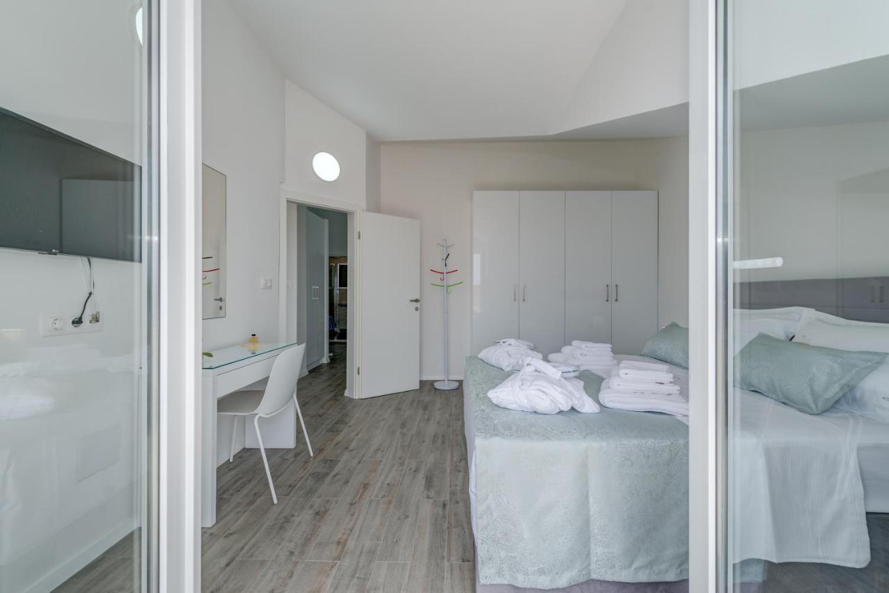 Spacious Modern Miljak - 1min To The * Trogir
