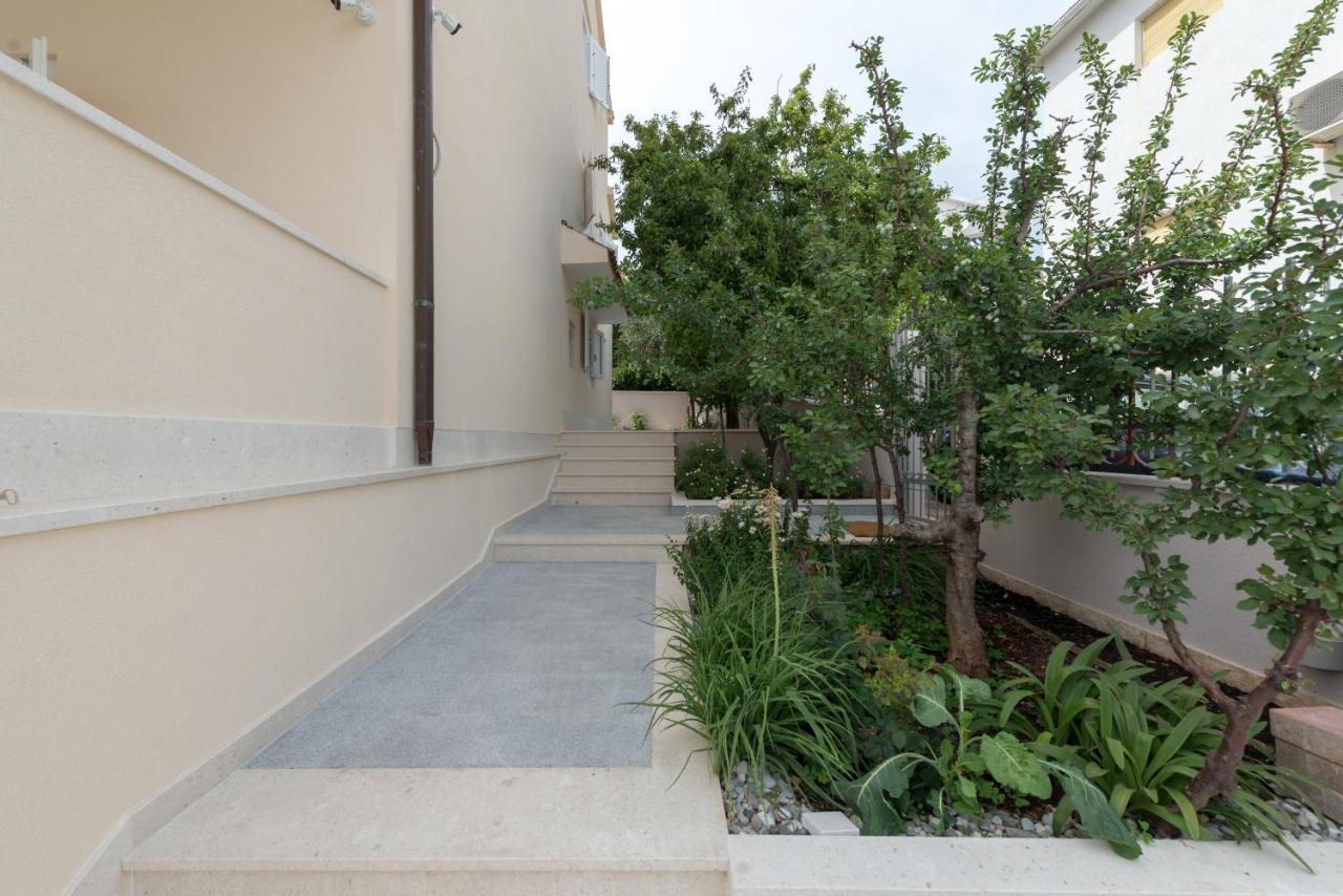 Apartment Spacious Modern Miljak - 1min To The